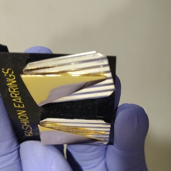 Women's Stylish Polished Two tones Dainty Design Post Teardrop Earrings - Picture 5 of 6